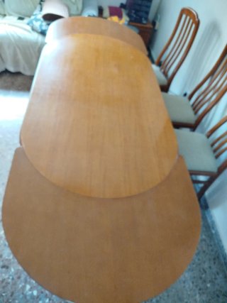 Mesa de madera extensible y 6 sillas