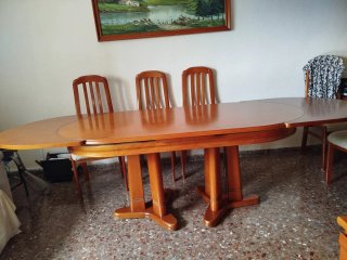 Mesa de madera extensible y 6 sillas