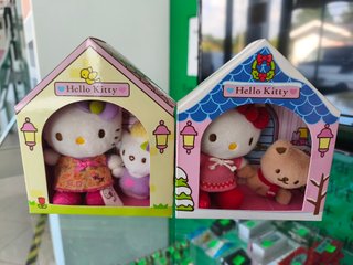 Kit 2 Peluches Hello Kitty em Casinhas