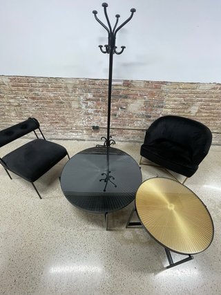 Sillón tapizado en terciopelo negro
