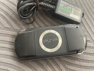 PSP 1000 Nera + 4 Giochi + Schede + Caricatore
