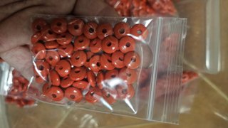 500 lentejitas de madera rojas