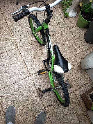 Bicicleta infantil verde con ruedines precio negoc