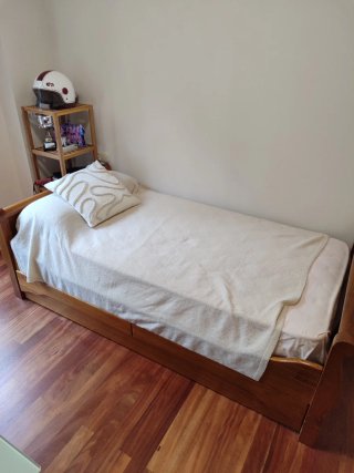 Cama de madera, con otra cama debajo + 2 colchones