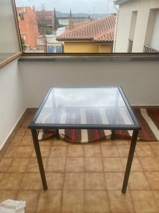 Mesa de cristal y metal
