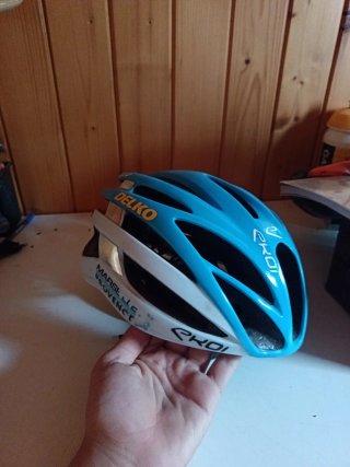 Casco de ciclismo azul y plateado