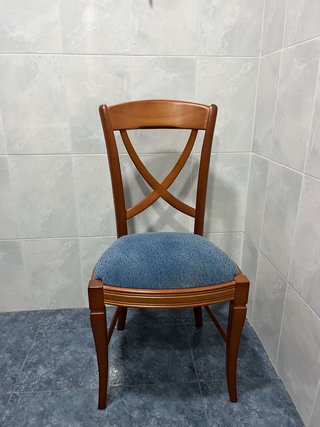 Silla de madera con asiento azul
