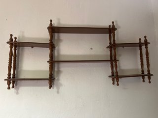 Estantería de madera marrón
