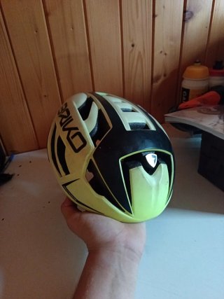 Casco de bici amarillo y negro