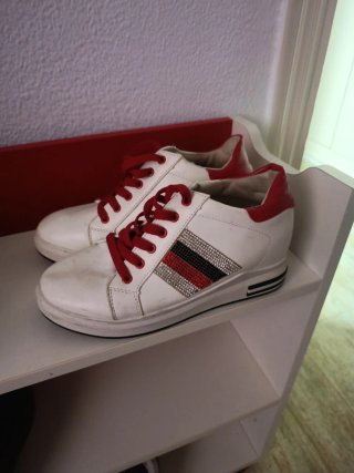 Deportivas blancas con detalles rojos
