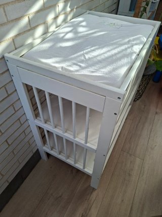 Cambiador IKEA + colchón + 2 fundas + mesa regalo