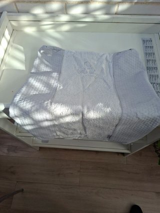 Cambiador IKEA + colchón + 2 fundas + mesa regalo