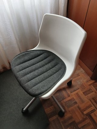 Silla de escritorio blanca con cojín gris