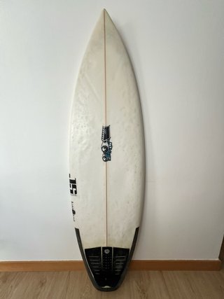 Tabla de Surf JS Blak Box 2 5’10 29L + Quillas