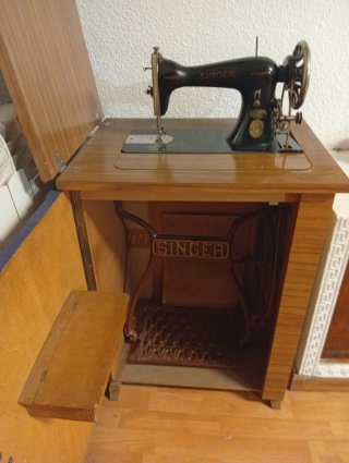 Máquina de coser Singer con mueble