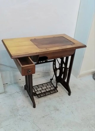 Mesa de máquina de coser antigua Alfa