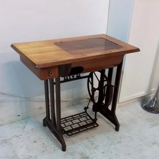 Mesa de máquina de coser antigua Alfa