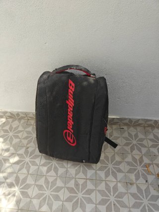 Paletero Bullpadel Negro y Rojo