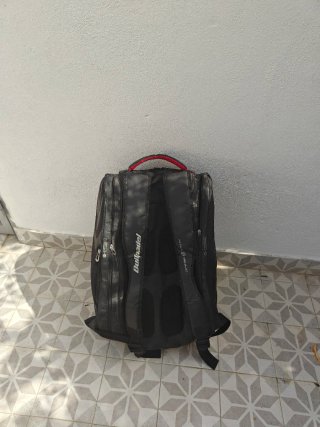 Paletero Bullpadel Negro y Rojo