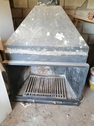 Chimenea de hierro negra y gris