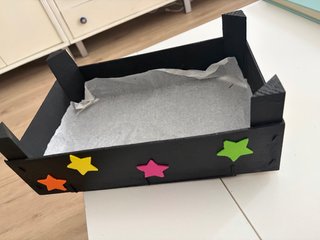 Cesta de madera negra con estrellas