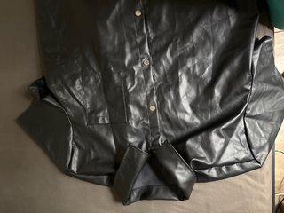 Conjunto negro cuero sintético