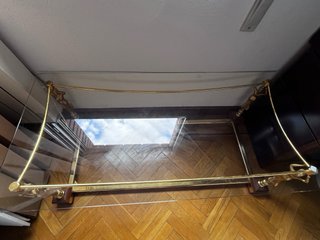 Mesa centro cristal y metal dorado