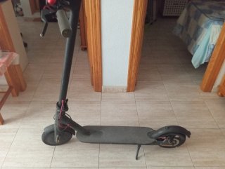 Patinete eléctrico con cargador