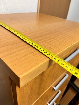 Cajonera de madera con tiradores plateados