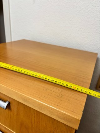 Cajonera de madera con tiradores plateados