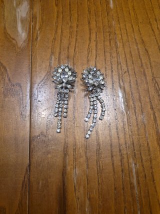Pendientes largos de pedrería plateados