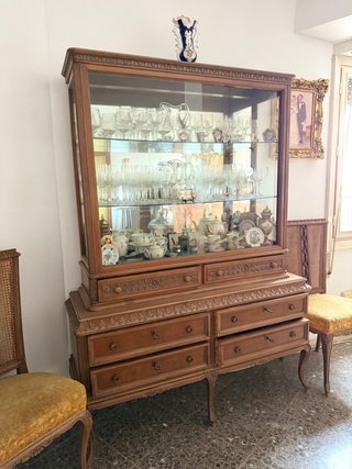 Vitrina de madera maciza con cristal
