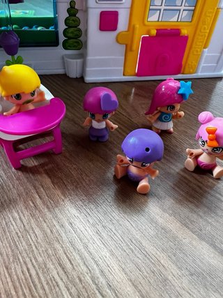 Guardería Pin y Pon con bebés y profesora