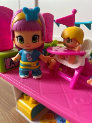 Guardería Pin y Pon con bebés y profesora