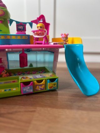Guardería Pin y Pon con bebés y profesora