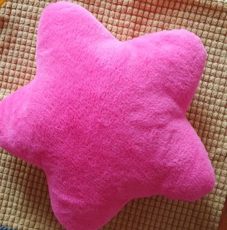 Cojín estrella rosa de felpa