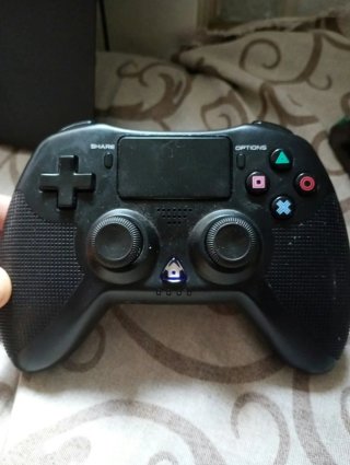 Ps4 con 2 mandos HeN/ Juegos