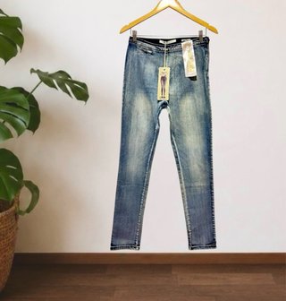 Talla 40. Vaquero Skinny de cintura alta VS. MISS