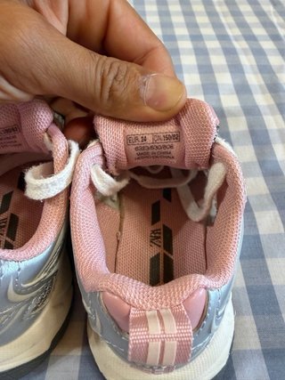 Zapatillas Deportivas Plateadas y Rosas
