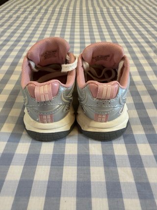 Zapatillas Deportivas Plateadas y Rosas