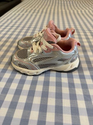 Zapatillas Deportivas Plateadas y Rosas