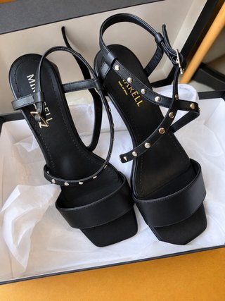 Sandalias Mimarrell de Piel Negras con Tachuelas