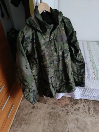 Chubasquero y pantalón militar camuflaje