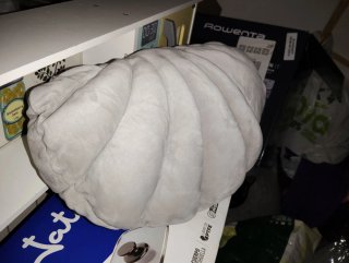 cojín gris suave en forma de almeja