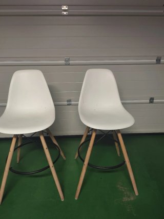 Sgabello alto in legno e plastica bianca