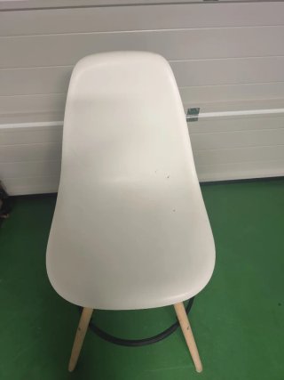 Sgabello alto in legno e plastica bianca