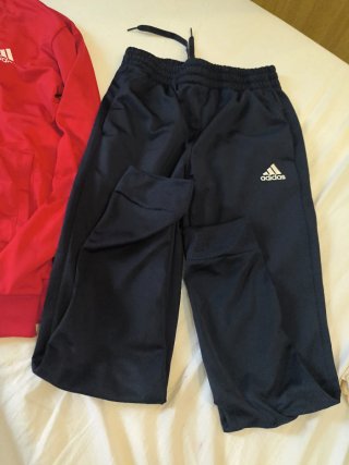 Conjunto deportivo Adidas rojo y azul
