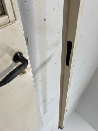 Puerta de hierro con ventana