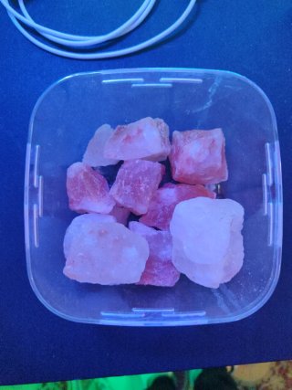 cristalli di sale rosa e bianchi
