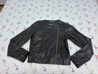 Chaqueta polipiel negra efecto perforado